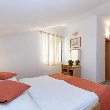 Hotel Epario Lopar Bagian luar foto