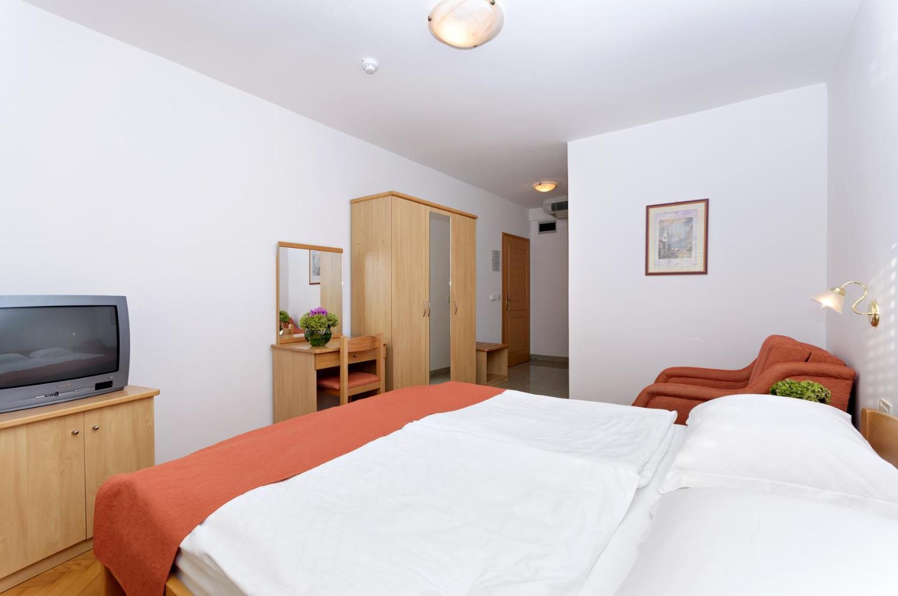 Hotel Epario Lopar Bagian luar foto