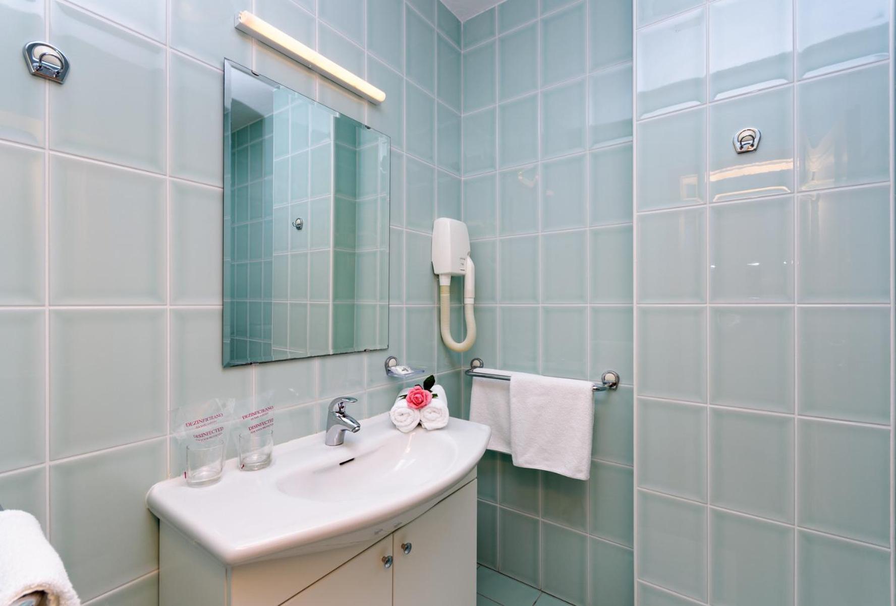 Hotel Epario Lopar Bagian luar foto