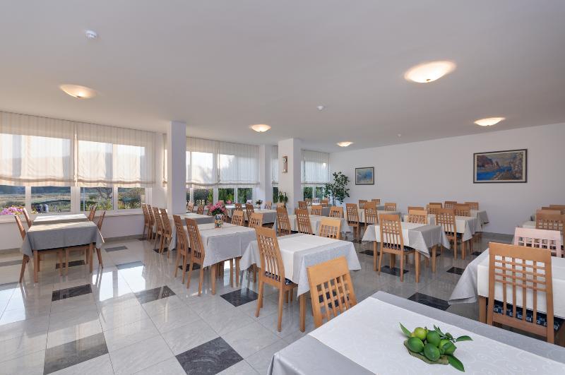 Hotel Epario Lopar Bagian luar foto